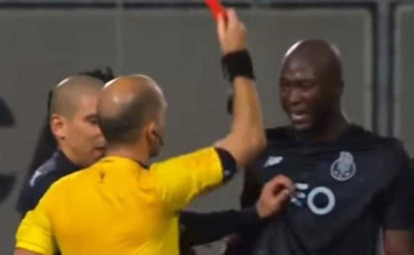 La expulsión más absurda de un árbitro que chocó de espaldas con un jugador