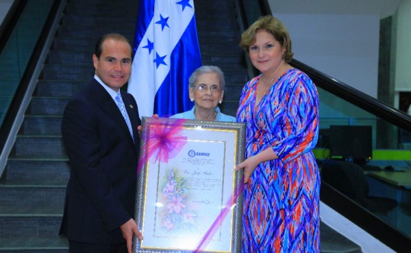 Josefa Fiallos es galardonada