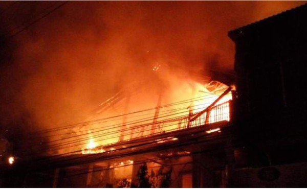 Se incendia un edificio y dos casas en Roatán