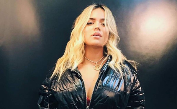 El bonito gesto de Karol G con una fanática en silla de ruedas en pleno concierto