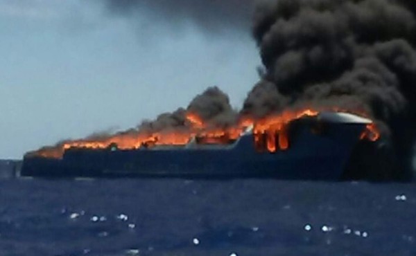 Se incendia una embarcación en Roatán, Islas de la Bahía
