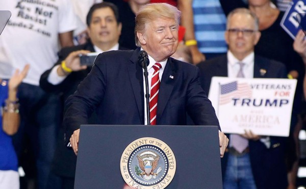 Líder demócrata promete batalla a Trump por fondos para muro