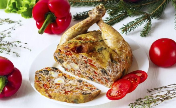 Pollo relleno de verduras para cenar en Navidad