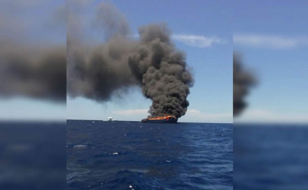 Se incendia una embarcación en Roatán, Islas de la Bahía