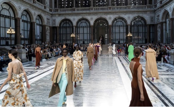 Victoria Beckham lleva su último desfile al ministerio de Relaciones Exteriores en Londres