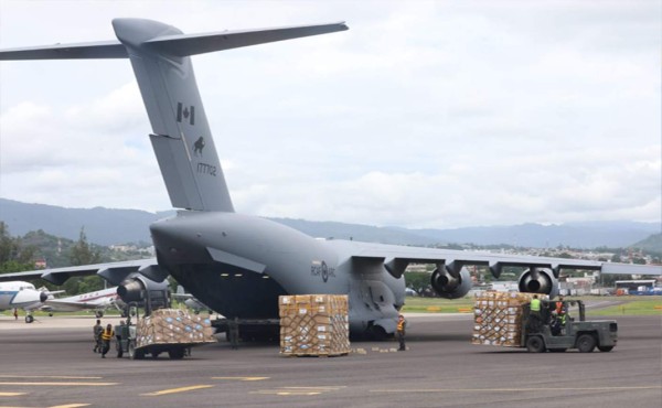 Llega segundo vuelo desde Canadá con 10 toneladas de equipo de bioseguridad