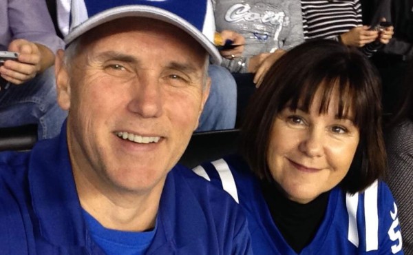 Vicepresidente de EUA abandona partido de la NFL por protesta de jugadores durante himno