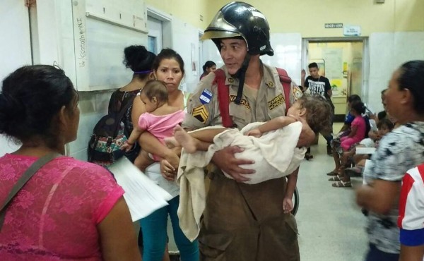 Bomberos rescatan a bebé que se estaba ahogando dentro pila