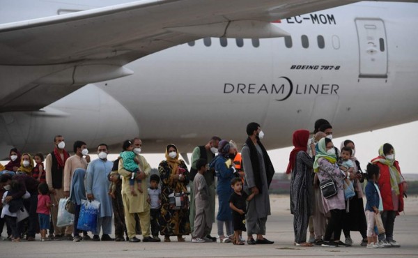 Afganos se apresuran a huir de los talibanes a días del fin de las evacuaciones