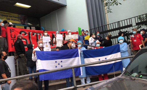 Médicos y enfermeras del Ihss realizan plantón exigiendo equipo de bioseguridad