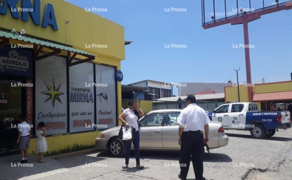 Sicarios matan a hombre cuando esperaba abordar bus en terminal de La Ceiba
