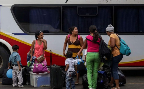 Precios de pasajes suman más dificultades a festejos de fin de año en Venezuela