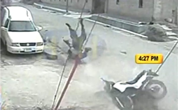 Impactante video de dos policías que se accidentan al caer en cuneta