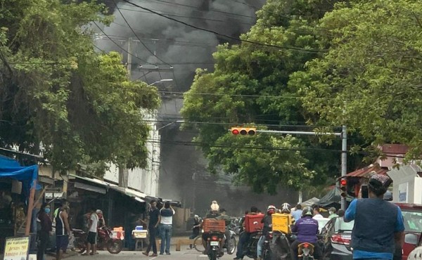 Incendio consume locales en mercado Guamilito de San Pedro Sula