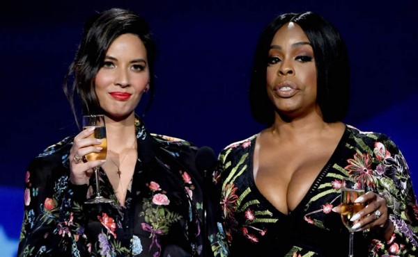 Olivia Munn y Niecy Nash hicieron un brindis por los 'chicos buenos' haciendo referencia a los recientes escándalos sexuales en Hollywood. AFP