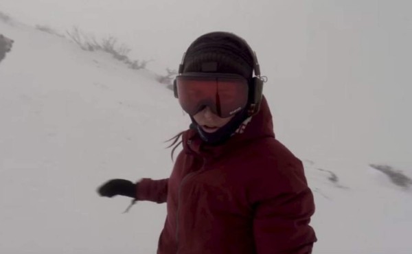 ¿Realidad o ficción? Oso sigue a japonesa mientras hace snowboard