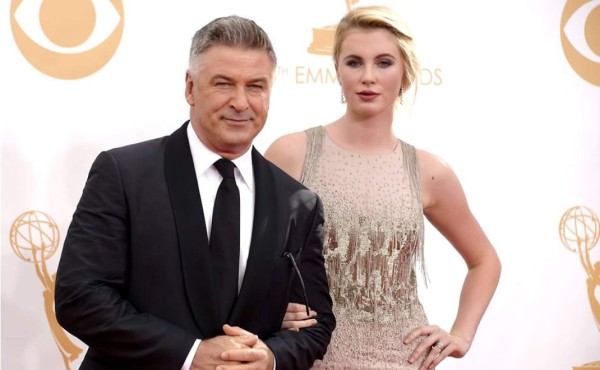 Alec Baldwin se molesta por posados sensuales de su hija Ireland