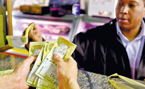 Acorralada por la inflación, Venezuela importa toneladas de billetes en jumbos