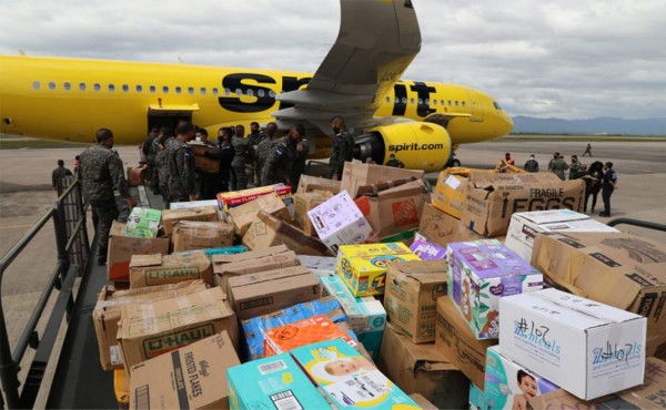 Llega avión desde Miami con 18,000 libras de insumos de ayuda humanitaria