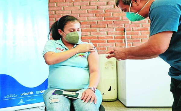 Embarazadas acuden a aplicarse vacuna anticovid en San Pedro Sula