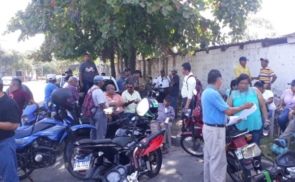 Más de 300 empleados de la alcaldía ceibeña exigen el pago de salarios atrasados