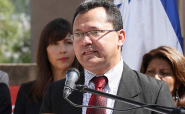 Premio Álvaro Contreras es otorgado a director de El Heraldo