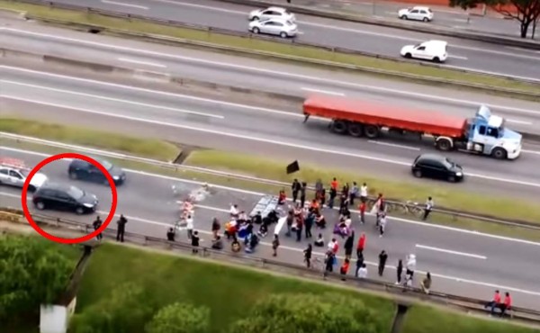 Un conductor atropella a un grupo de manifestantes en Brasil