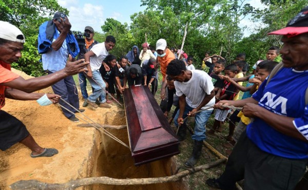 Desgarradora despedida en entierro de misquitos pescadores hondureños