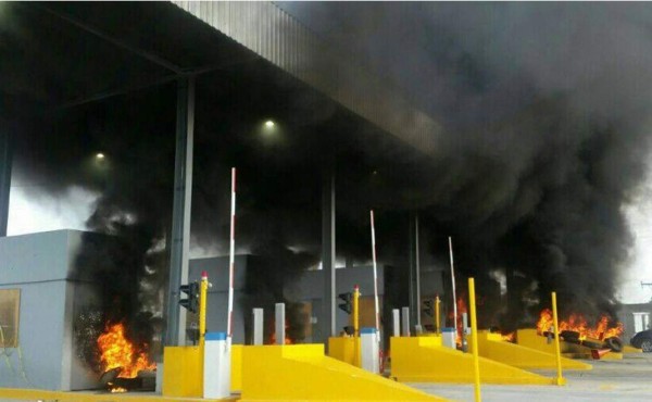 Queman casetas de peaje en carretera hacia El Progreso, Yoro
