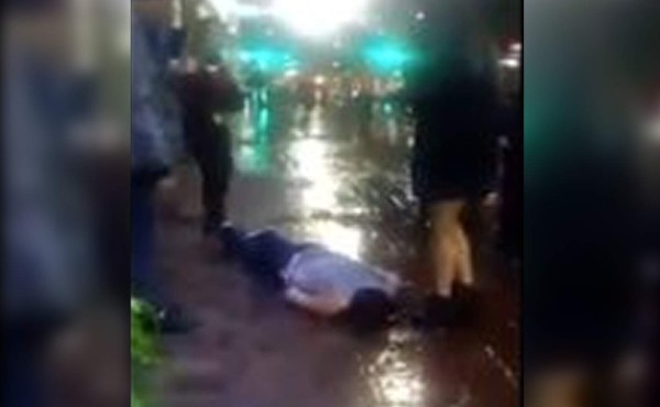 Video: Integrante de banda grupera golpea brutalmente a fan