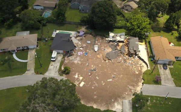 Enorme agujero se traga dos casas en Florida