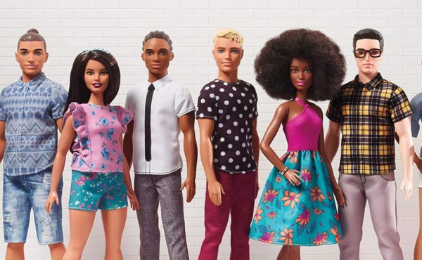 Ken presenta sus nuevas identidades  