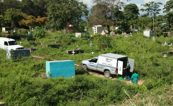 Entierran cadáveres sin reclamar en La Ceiba