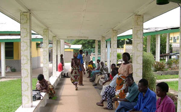 Ministra de Salud se disfraza para atrapar a empleados corruptos