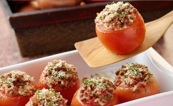 Tomates rellenos de carne al horno