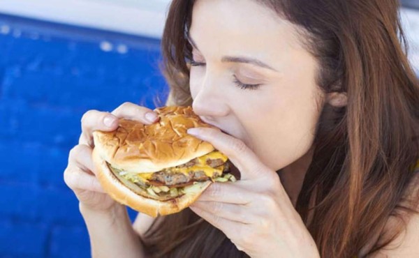 ¿Es de los que se traga la comida? Cuidado, al comer rápido puede engordar más
