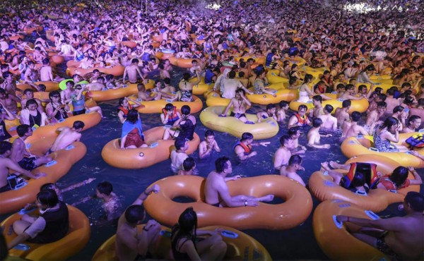 China defiende la macrofiesta tecno en piscina de Wuhan
