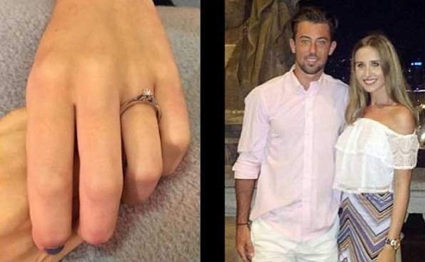 Hombre se compromete con su novia muerta