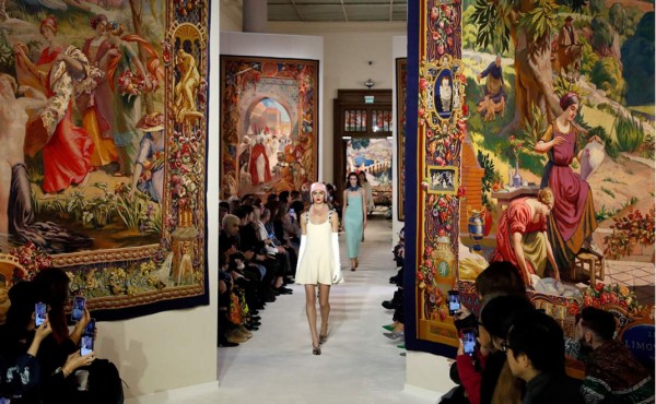 La opulencia gana la partida en la pasarela de París