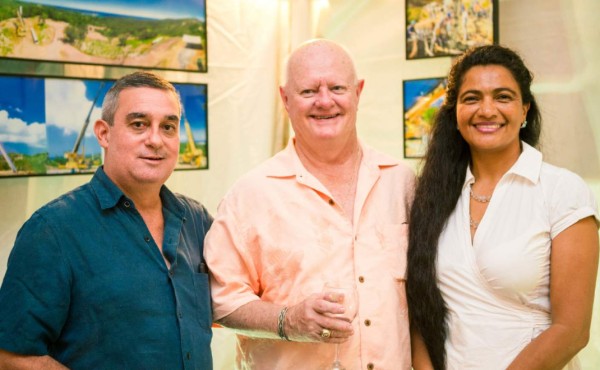 Ejecutivos de Roatán Electric Company comparten