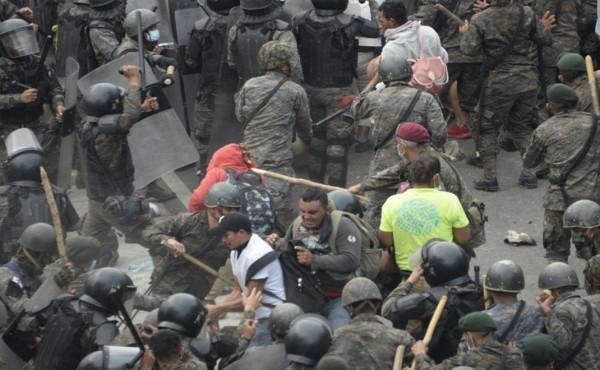 Gobierno de Honduras pide a Guatemala investigar enfrentamiento entre Policía y caravana