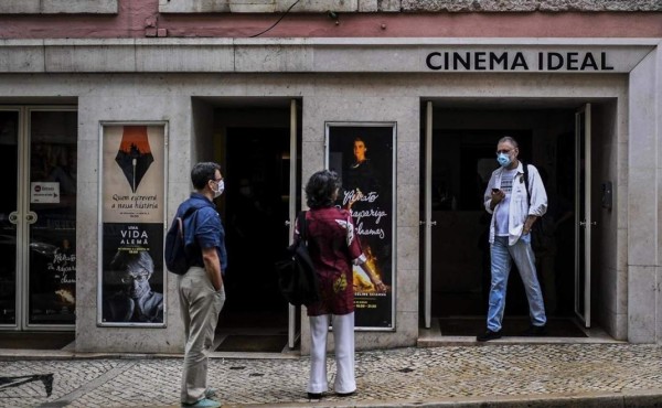 Portugal vuelve a superar 300 contagios diarios y vigila tres nuevos brotes