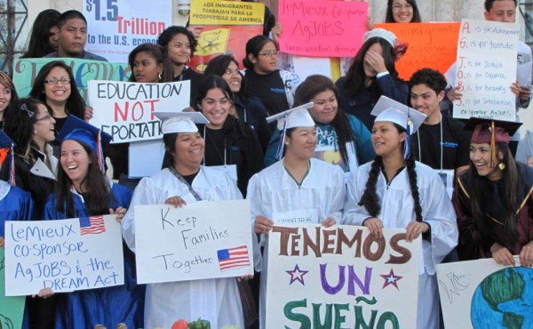 Más de 350 universidades buscan proteger a indocumentados