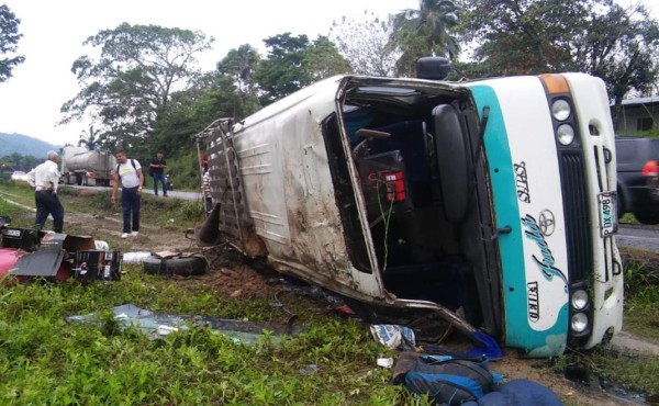 Seis personas resultan heridas en volcamiento de bus en carretera CA-13