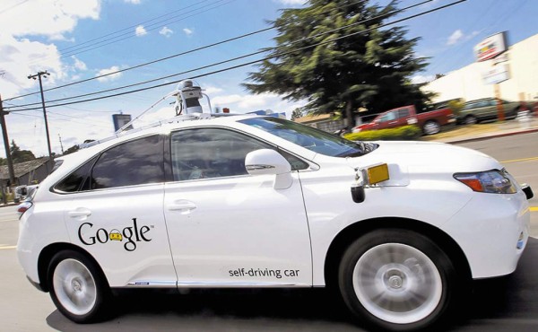 Google enseña a sus vehículos autónomos a conducir como humanos