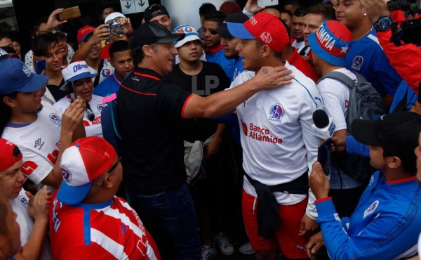 ¡Locura blanca! Aficionados del Olimpia sorprendieron a su equipo previo a la batalla frente al Impact Montreal