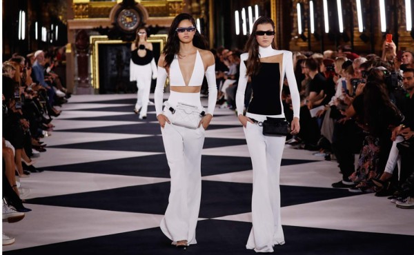 Balmain le apuesta al blanco y negro
