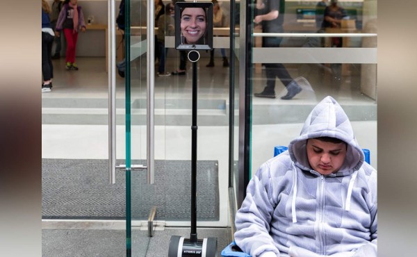 Robot hace fila para obtener un iPhone