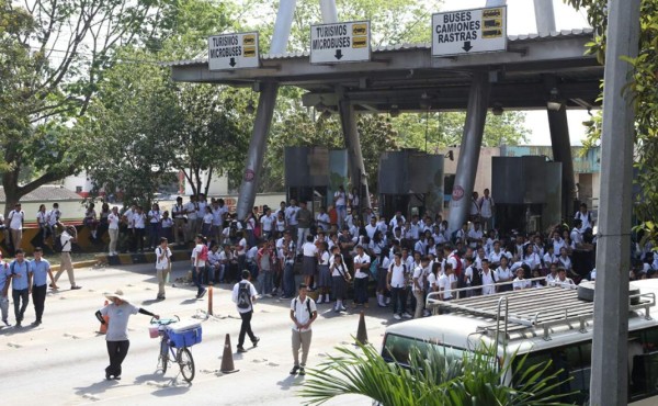 Colegiales sampedranos protestan en casetas de peaje