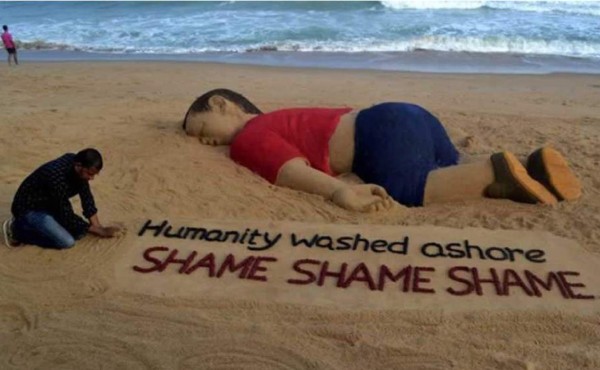 Levantan impresionante escultura de arena en homenaje a Aylan Kurdi